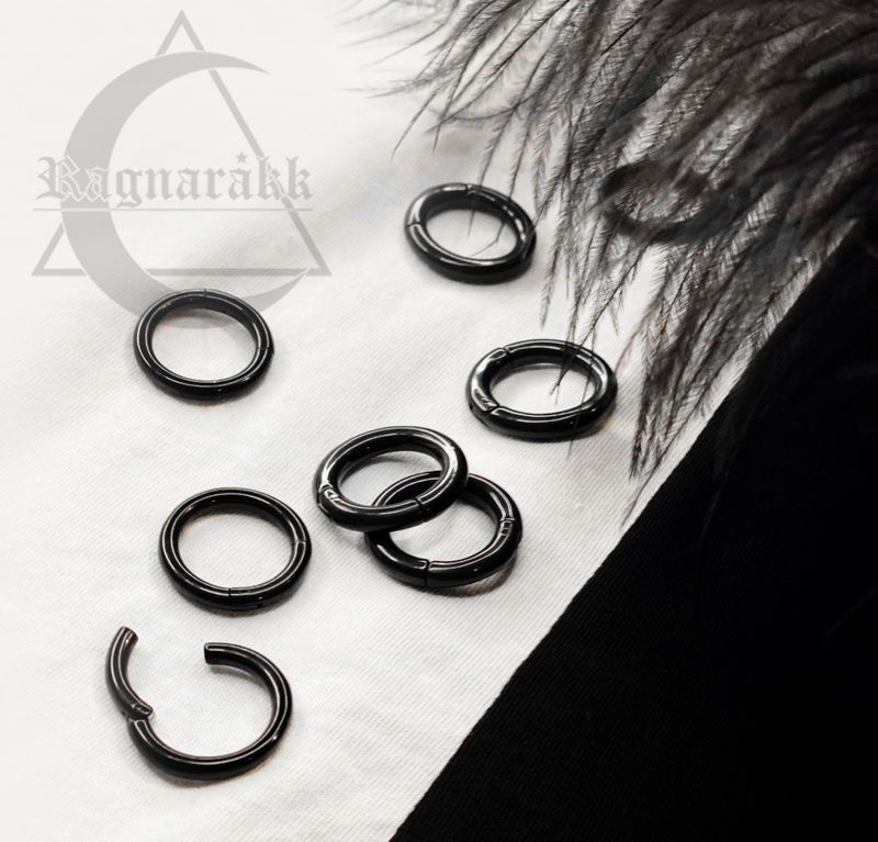 Cruella Hinged Segment Ring Black